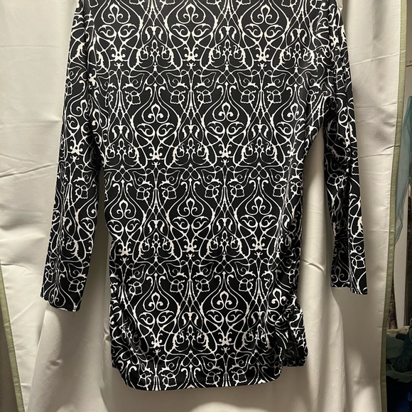 Tahari Black and White Mock Wrap top. Sz XL - Picture 2 of 4